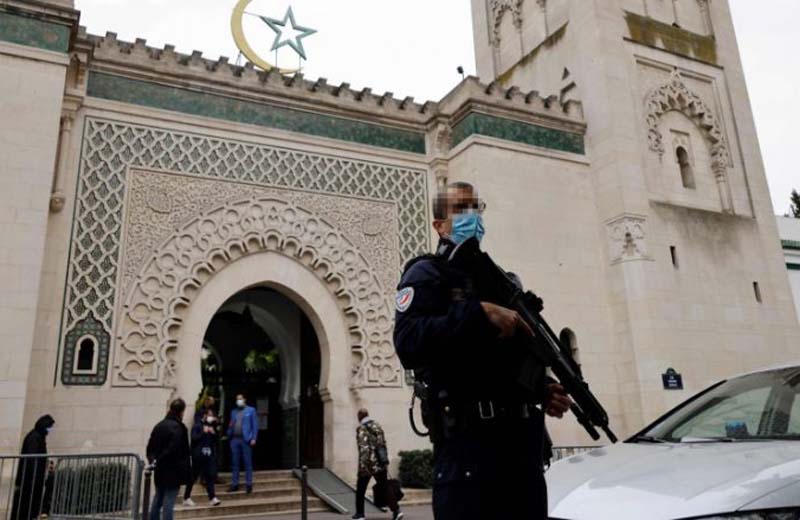 الحكومة الفرنسية تواصل حربها على المسلمين وداخليتها تقرر إغلاق 21 مسجدا