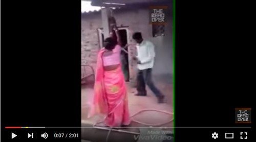 بالفيديو: هندي يجلد زوجته وعشيقها أمام سكان قريته