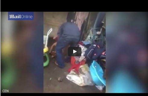 بالفيديو: رجل يحرق ابن زوجته بالنار بعدما بلل فراشه