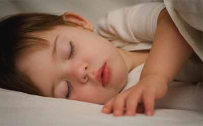 كيف أعود طفلي على روتين النوم؟