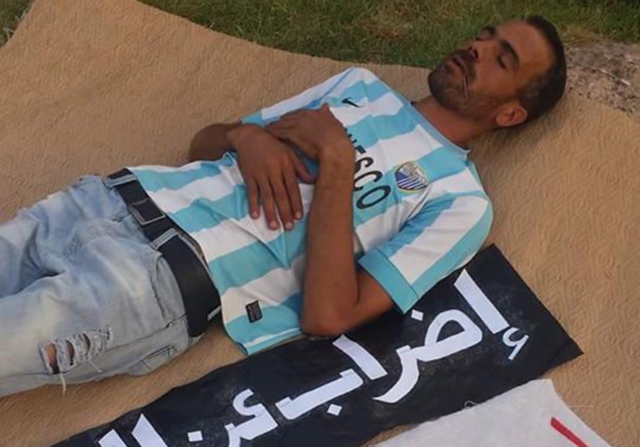 مضرب عن الطعام يخيط فمه ويعلن الاستشهاد دفاعا عن مطالبه الاجتماعية