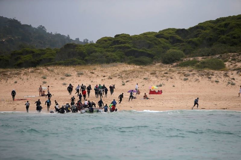 طنجة: إيقاف مرشحين للهجرة السرية وحجز معدات للإبحار والسباحة في مداهمة أمنية لبعض المنازل