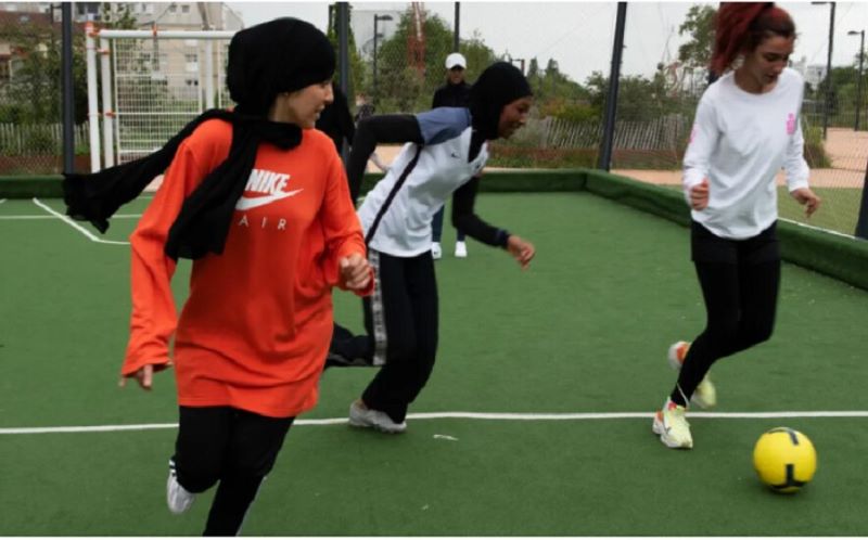 فرنسا تواصل حربها على الإسلام وتقرر منع لاعبات كرة القدم من ارتداء الحجاب