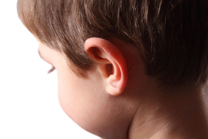 علاج الأذن البارزة لطفل تنقذه من التنمر